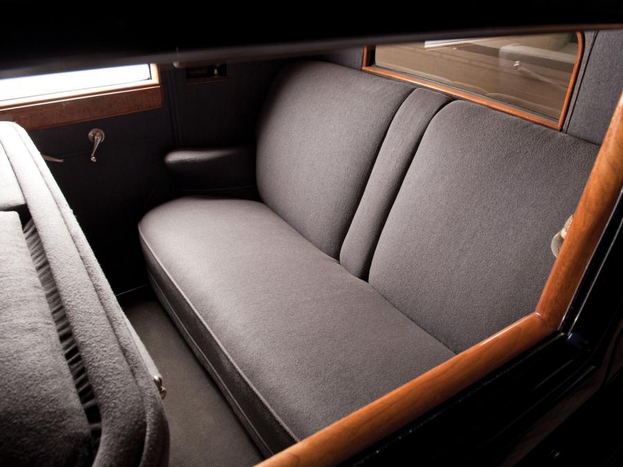  Packard Twelve Club Sedan 1933 года  (фото 31 из 31)